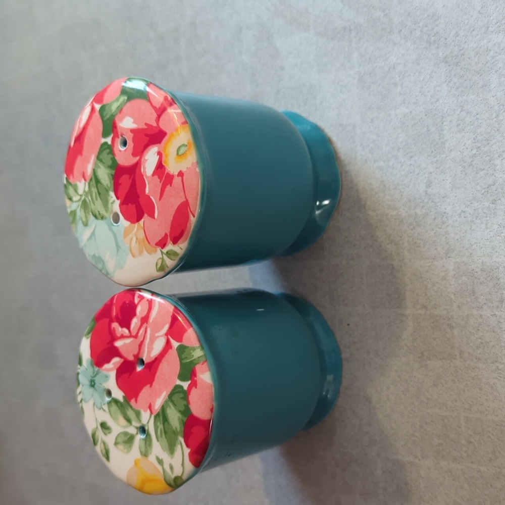 Pioneer Woman Salt And Pepper Shaker Set